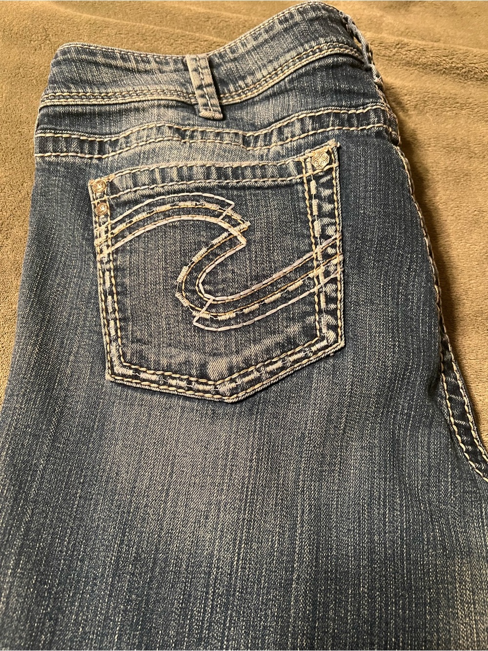 Silver Jeans Women's Bootcut Jeans in Medium Wash Blue with Contrast Stitching